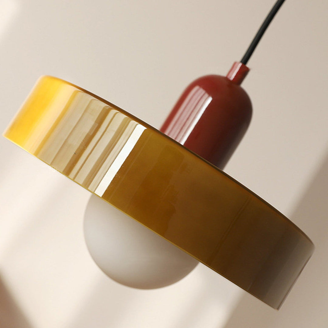 Elegant og funktionel: Bauhaus pendellampe i farvet glas. Skaber lys og liv.