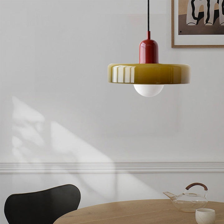 Pendellampe i Bauhaus-stil med farvet glas. Et statement piece for moderne belysning.