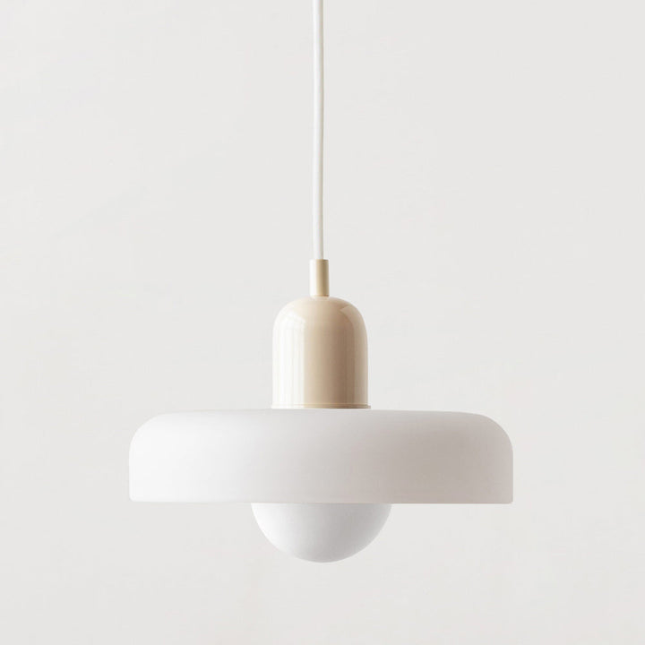 Stilfuld belysning med Bauhaus pendellampen i farvet glas. Et design statement.