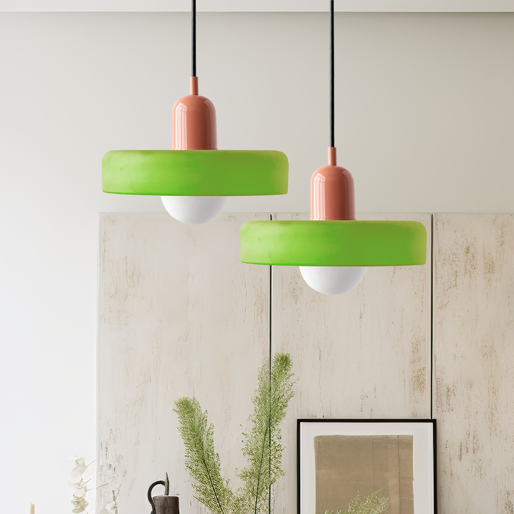 Klassisk design møder moderne stil: Bauhaus pendellampe i smukt farvet glas.