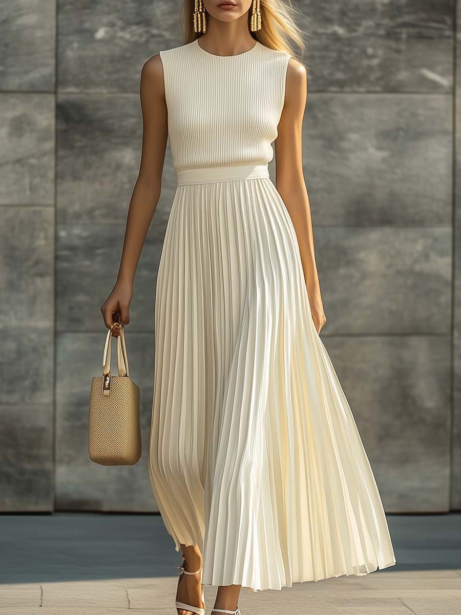 Elegant beige plisseret maxikjole til damer. Ærmeløs lang festkjole, perfekt til sommer.