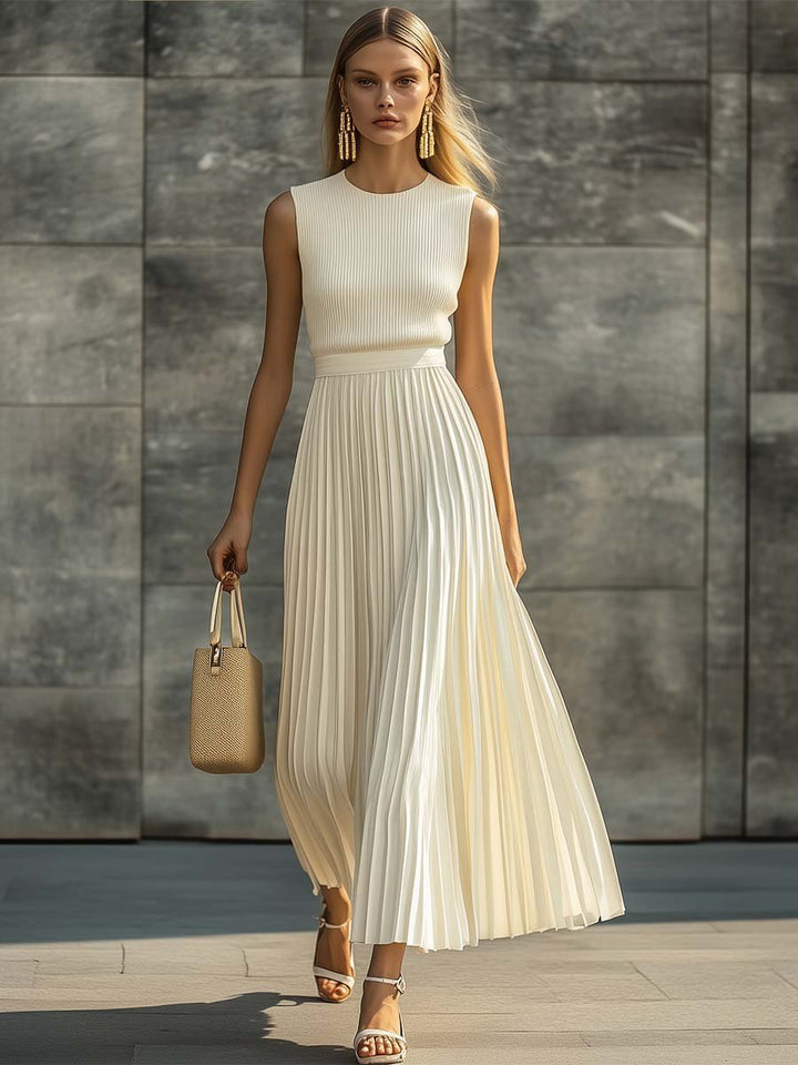 Chic ærmeløs beige maxikjole med plisseringer. Komfortabel og feminin hverdagskjole eller festkjole.