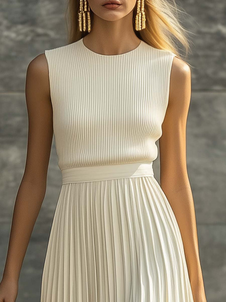 Smuk, flowy beige plisseret maxikjole. Elegant og moderne langkjole uden ærmer til damer.