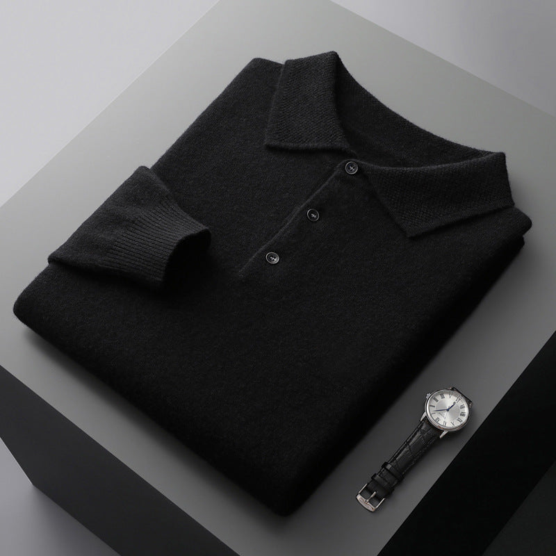 Nærbillede af en blød, langærmet herrepoloshirt i klassisk design, fremhæver krave, knapper og tekstur.
