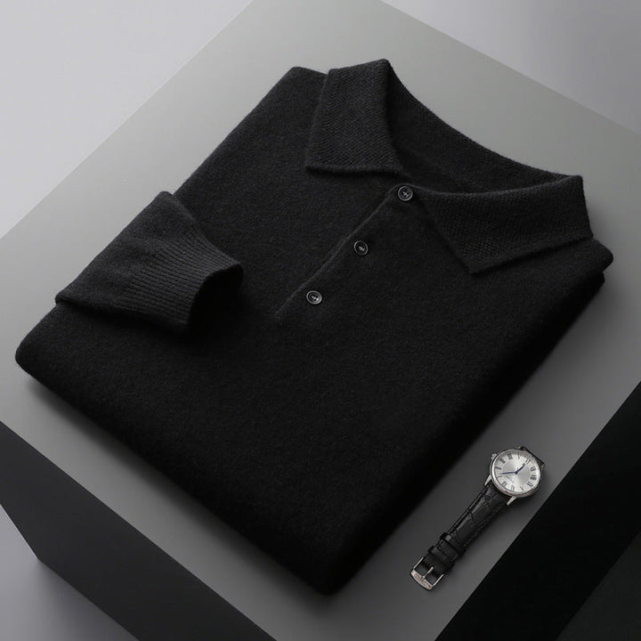 Nærbillede af en blød, langærmet herrepoloshirt i klassisk design, fremhæver krave, knapper og tekstur.