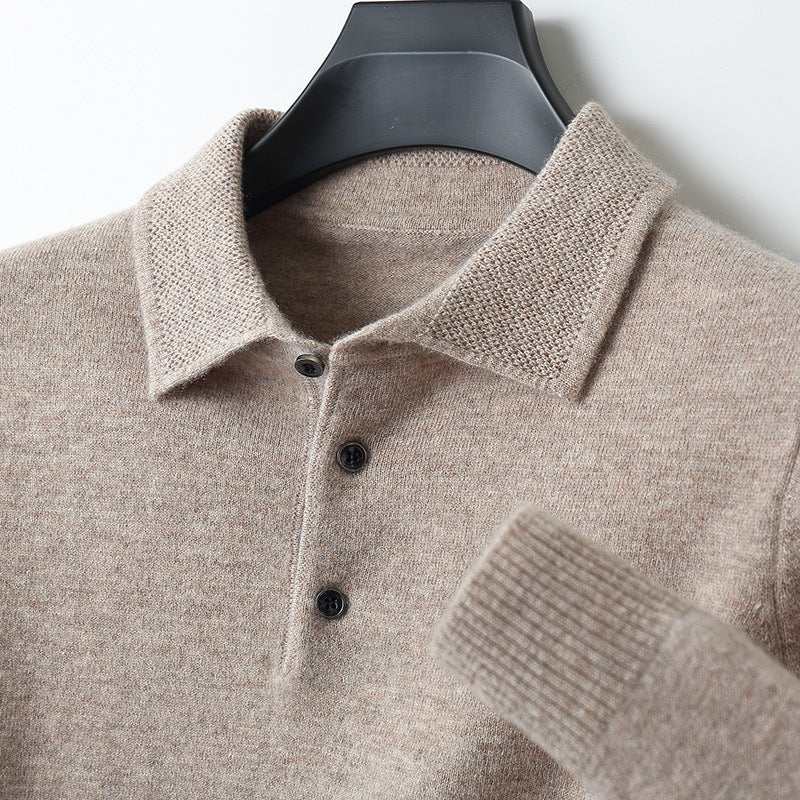 Mand iført en elegant, komfortabel langærmet poloshirt, der viser dens stilfulde pasform til herremode.