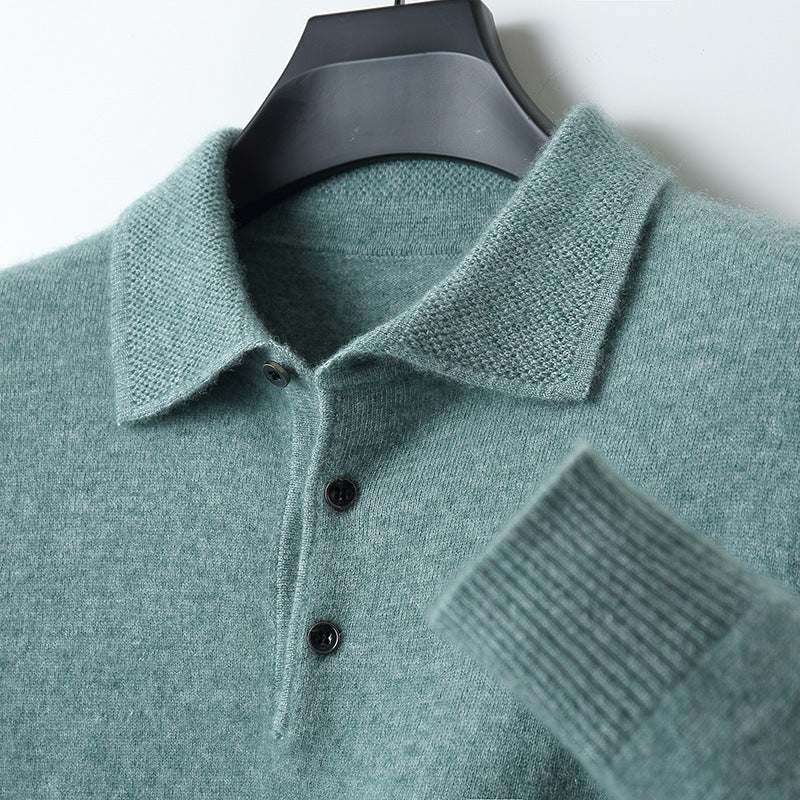 Produktbillede af en tidløs, komfortabel herrepoloshirt med lange ærmer – en elegant overdel til enhver lejlighed.