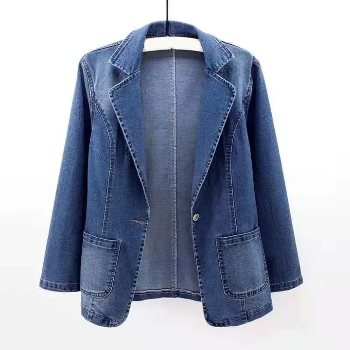 Elegant blå denimblazer til kvinder. Tidløs, alsidig jakke perfekt til både arbejde og hverdag med moderne stil.