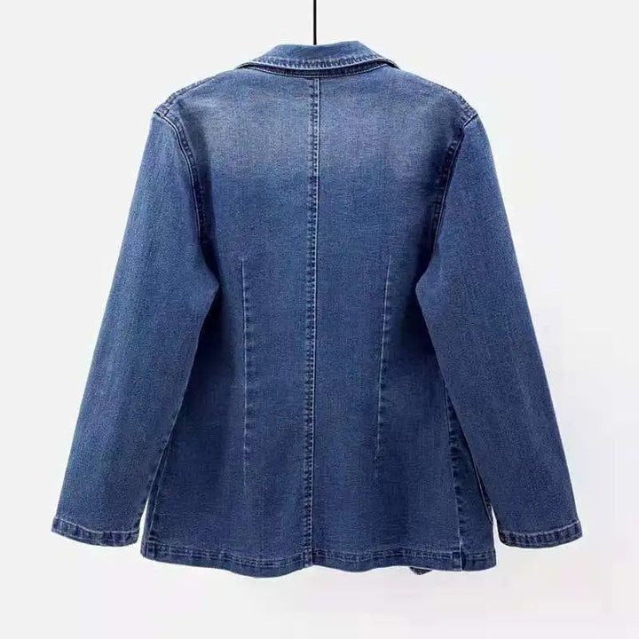 Kvinder elegant blå denimblazer i krølfri stof. Klassisk, komfortabel jakke ideel til moderne arbejds- og hverdagsbrug.
