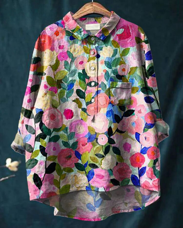 Elegant blomstret kvindebluse fra ByMayberry, perfekt til kontor og hverdag.