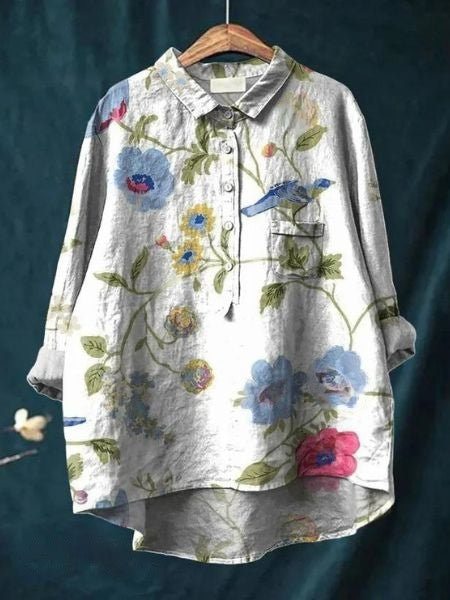 Feminin og romantisk plus size bluse med delikat blomstermønster til forår/sommer.