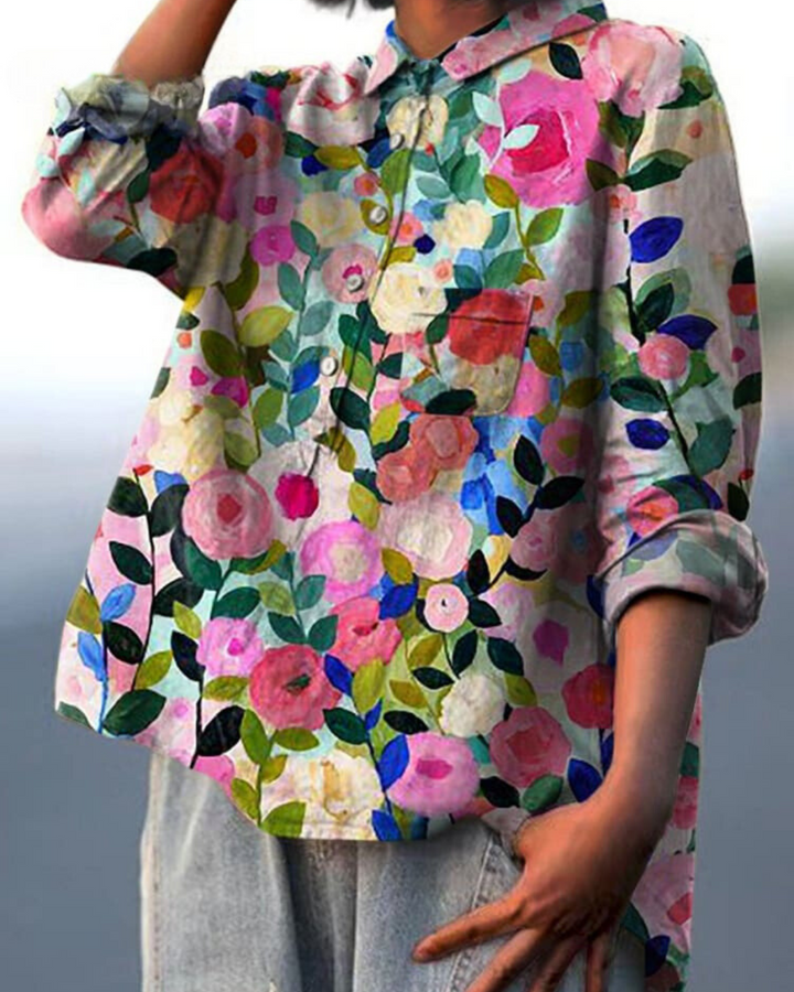 Feminin langærmet bluse med blomstermønster, ideel til forårs- og sommerlooks.
