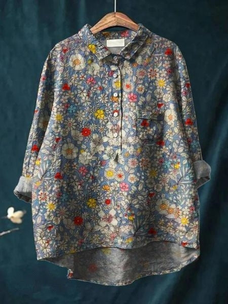 Romantisk blomstret bluse i elegant design, god til både fest og hverdag.