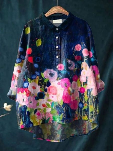 Stilfuld sommerbluse med blomster og lange ærmer, perfekt til varme dage.