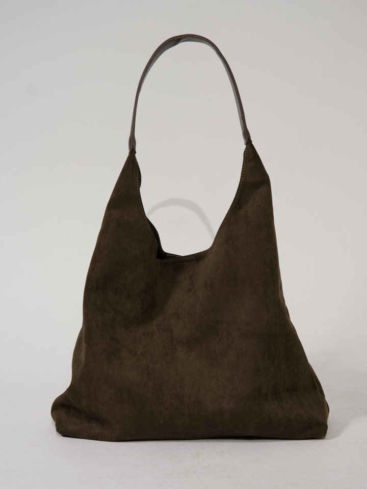 Brun elegant skuldertaske i ruskind. En stilfuld og praktisk modetaske til den moderne kvinde, perfekt størrelse.