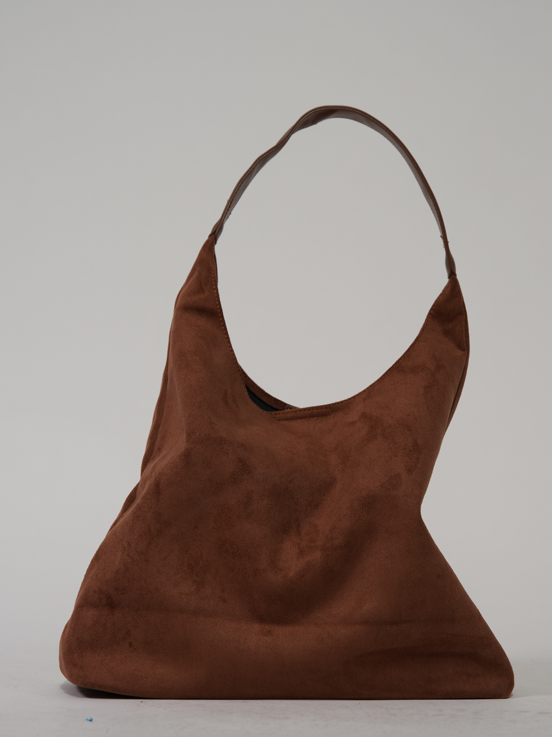 Detaljer af elegant ruskindstaske. En alsidig skuldertaske til kvinder, perfekt som modetaske i alle farver.