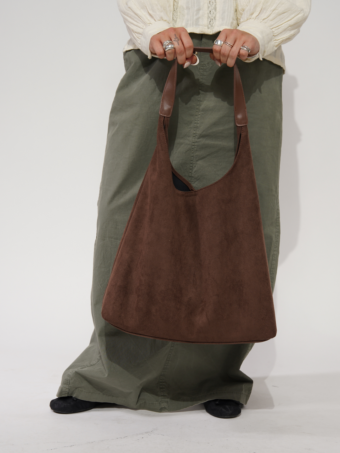 Sort modetaske i blødt ruskind. Elegant skuldertaske til kvinder, perfekt til enhver lejlighed, moderne look.