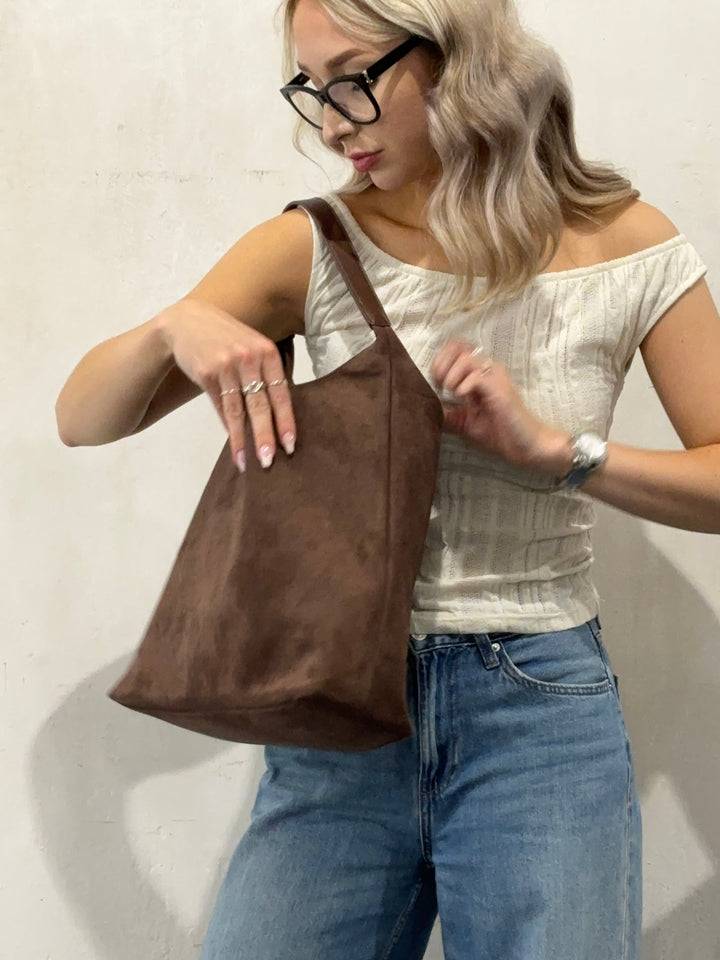 Beige ruskindstaske, en minimalistisk og elegant hverdagstaske. Alsidig kvindetaske i høj kvalitet, tidløs stil.