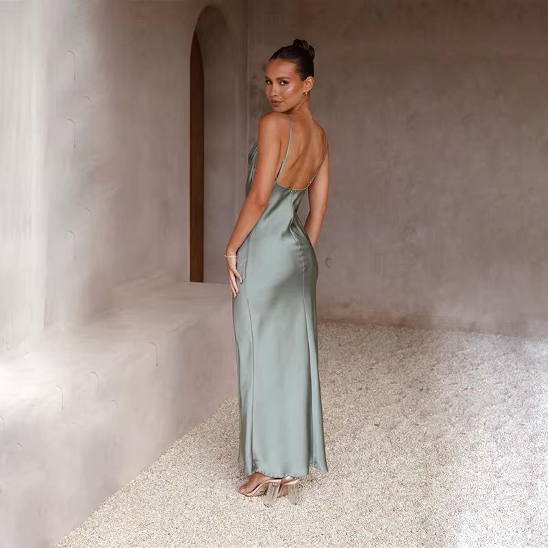 Lang elegant festkjole til dame. Maxikjole med forførende åben ryg, ideel til bryllup og galla.
