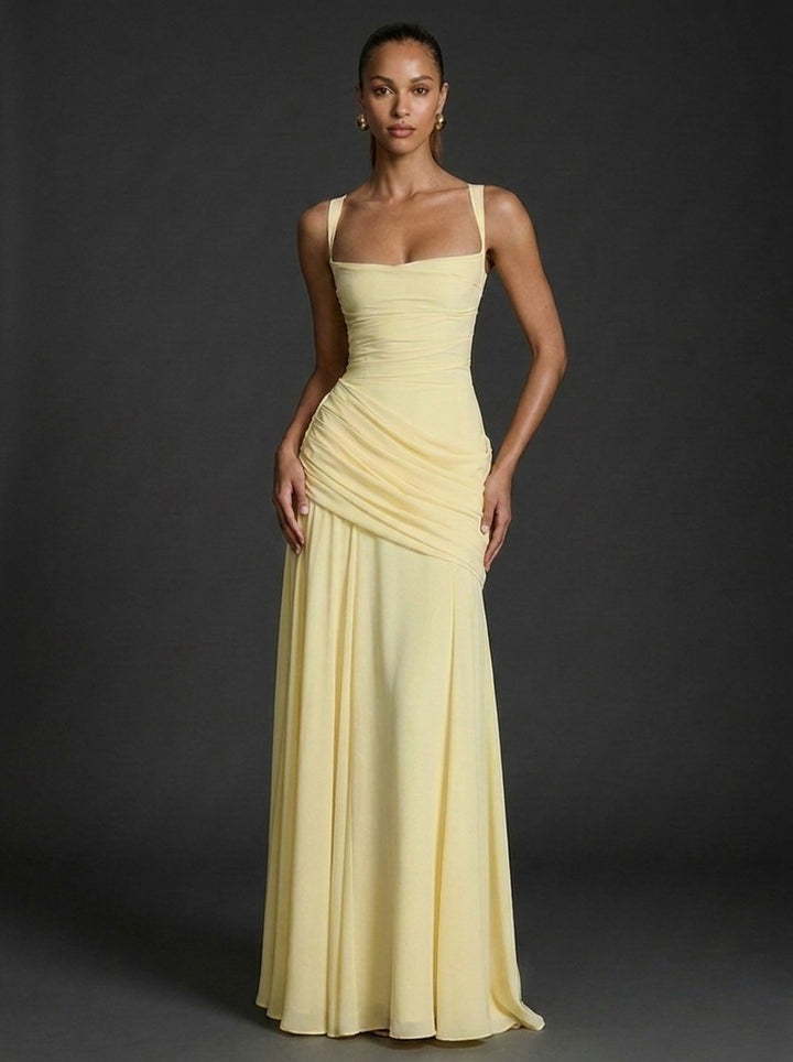 Elegant dame maxikjole med firkantet halsudskæring og stilfuld rynkedetalje, perfekt til bryllupsgæster.