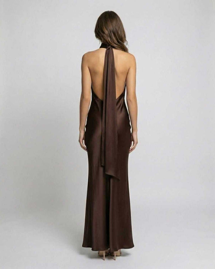 Smuk festkjole i satin til damer. Lang maxikjole med elegant halterneck og åben ryg, ideel til formel begivenhed.