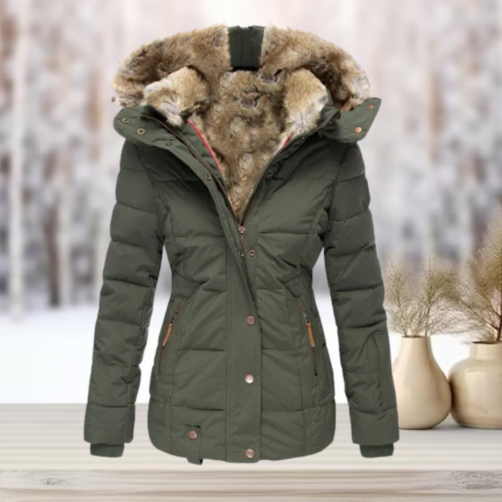 Moderigtig damejakke med hætte, elegant design. Denne varme vinterjakke er et must-have i kvindemode.