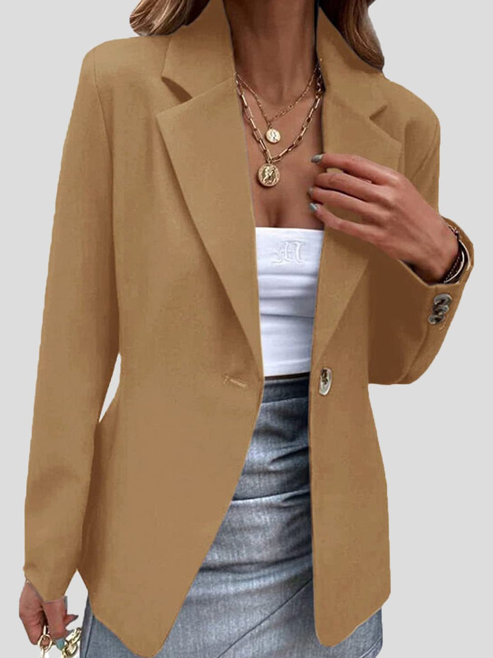 Moderne kvindeblazer med stilrent revers. Skaber et professionelt og elegant look til kontorbrug.