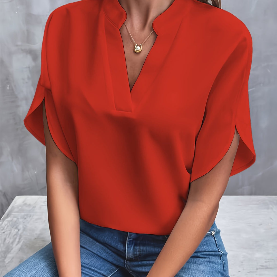 Let damebluse med elegant design. Stilfuld og komfortabel kvindebluse til forår og sommer. Farverig bluse.
