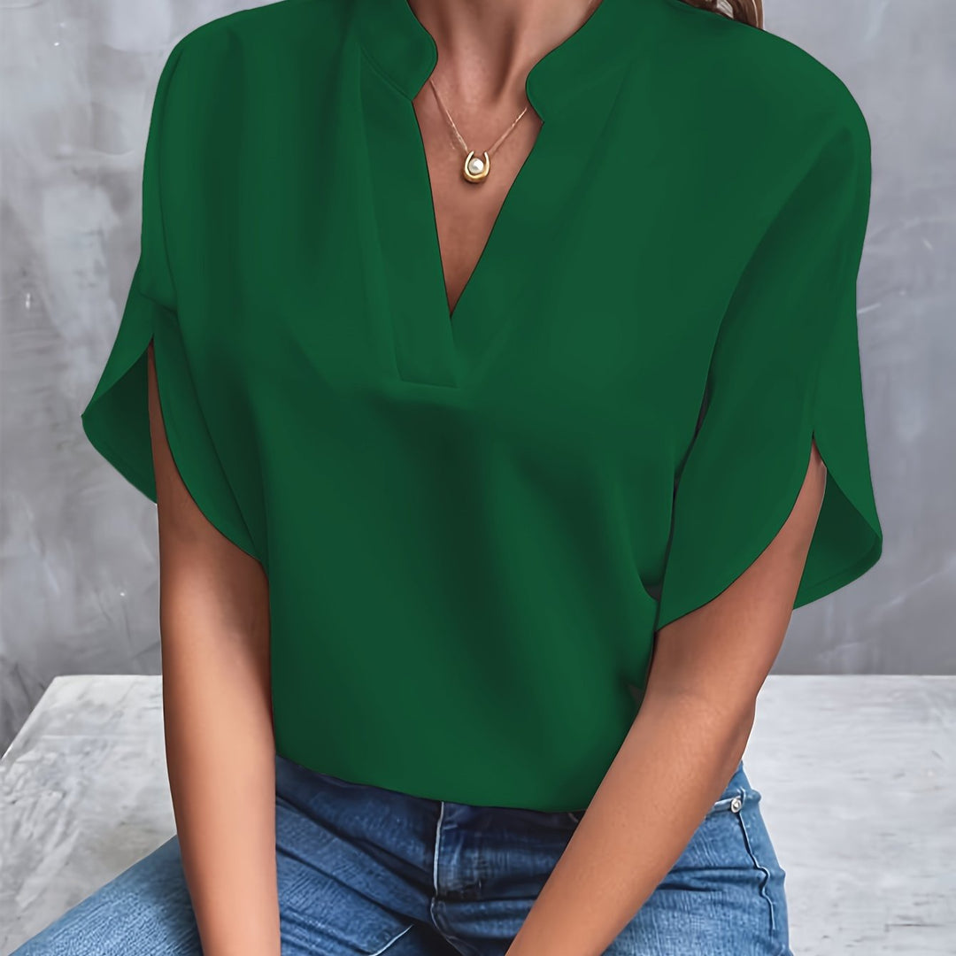 Oversize damebluse, stilfuld og komfortabel. Let forårsmode for kvinder, elegant til sommerstil.