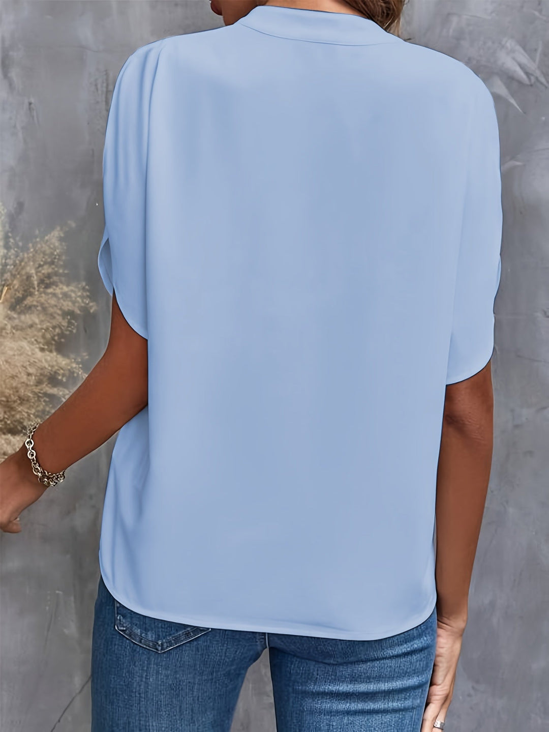 Stilfuld damebluse i let kvalitet. Elegant og komfortabel forårsmode for kvinder, perfekt til hverdagsbrug.