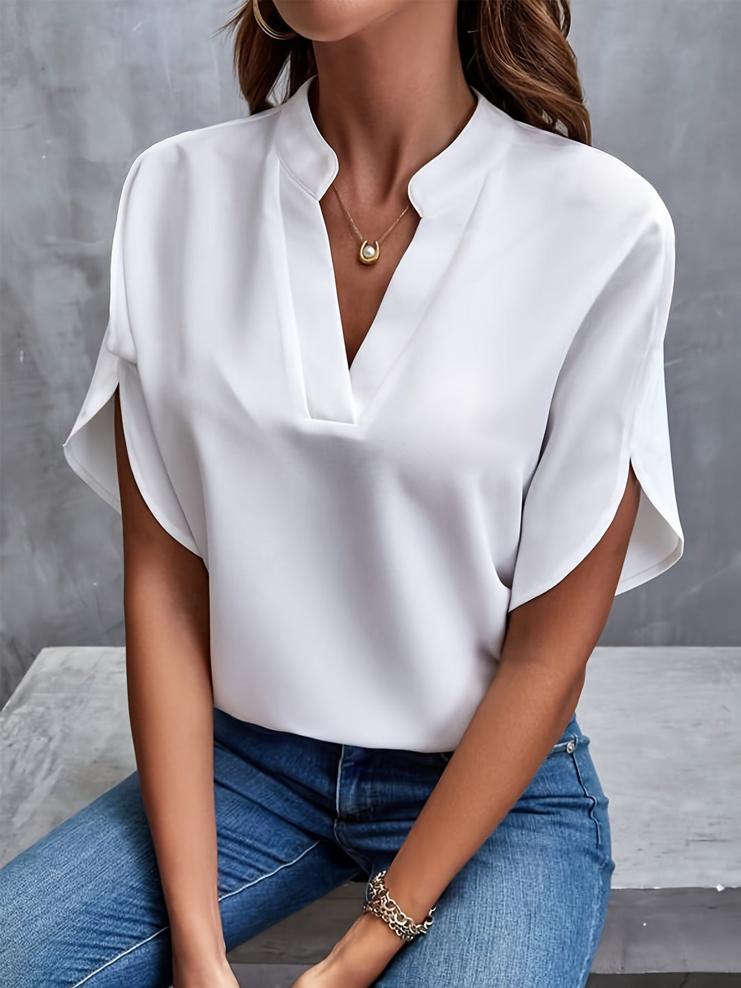 Let damebluse, stilfuld til kvinder. Elegant og komfortabel forårsmode, perfekt som sommerbluse.