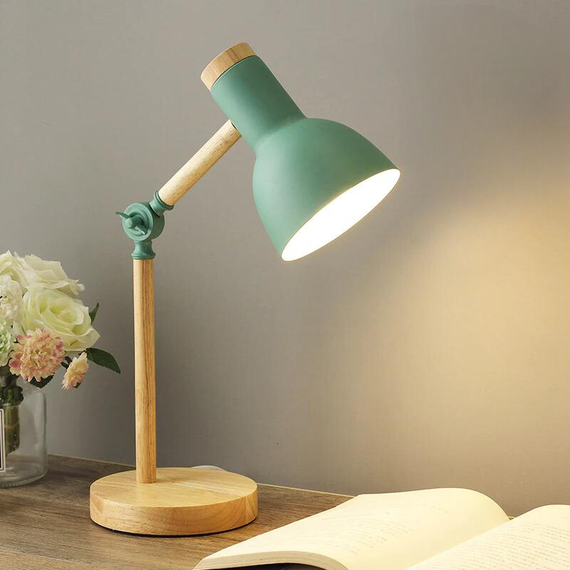 Elegant foldbar LED bordlampe i moderne design. Giver blødt, indirekte stemningslys til hygge i hjemmet.
