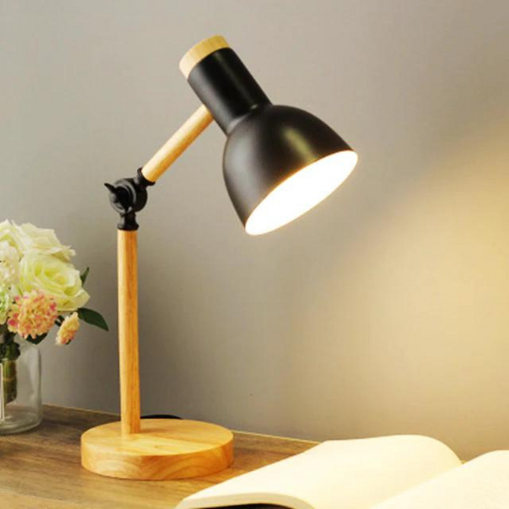Elegant foldbar lampe med moderne design, der giver et blødt, indirekte stemningslys til hyggelig belysning i hjemmet.