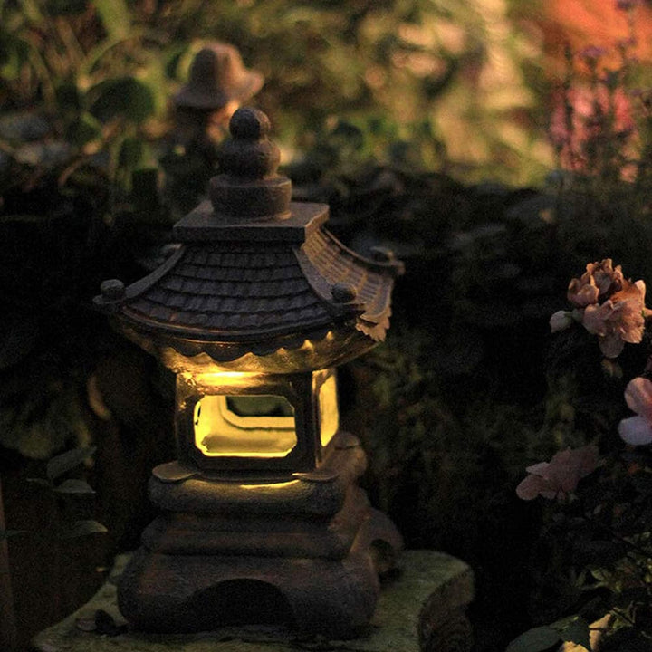 Dekorativ japansk havelanterne med solcelle, der skaber zen-stemning og elegant lys på terrasse eller i have.