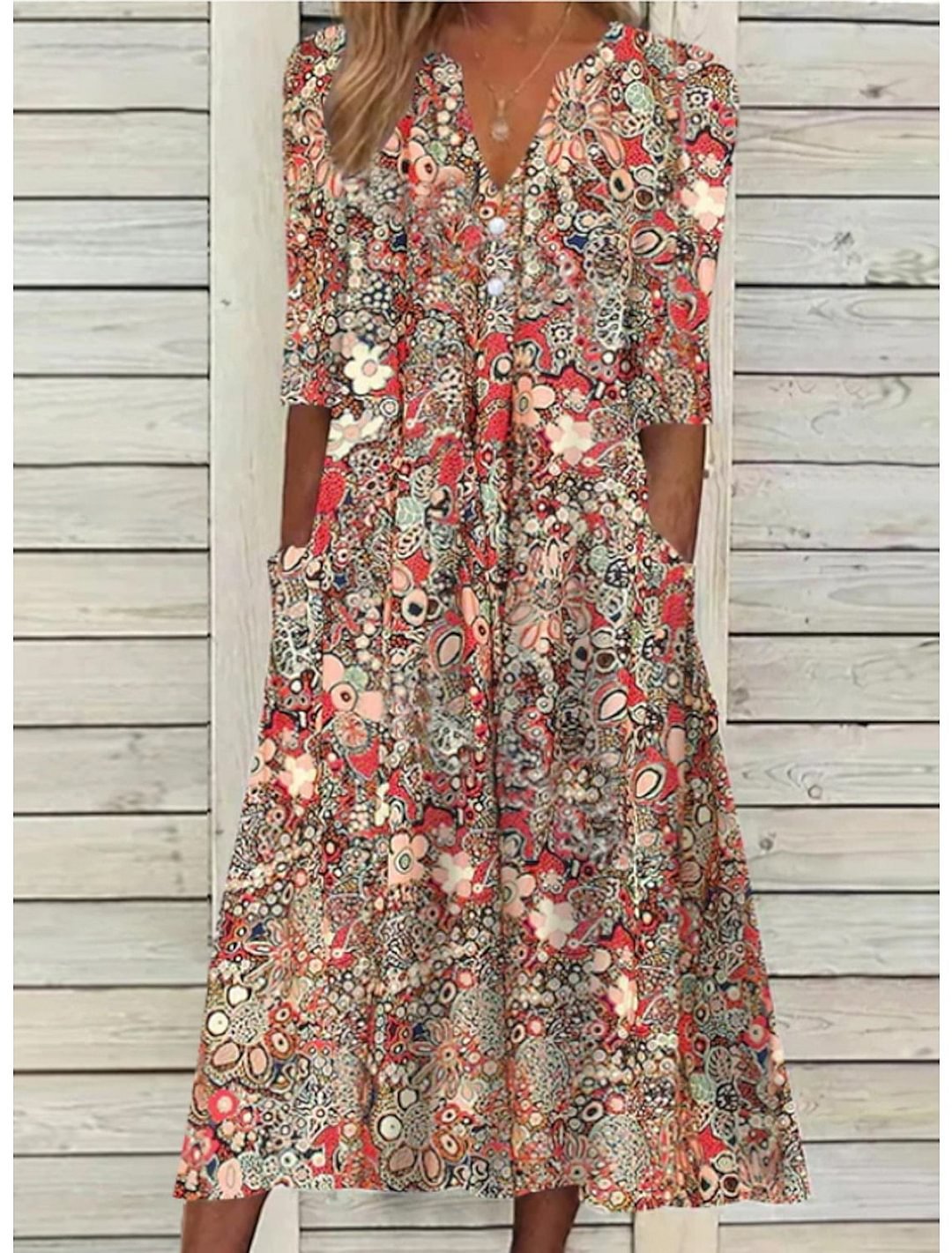 Elegant kvinders sommerkjole med flatterende V-hals og letvægtsstof. Perfekt til fest eller hverdag.