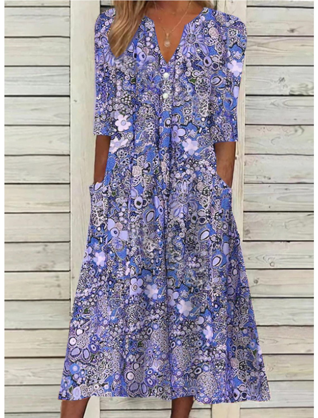 Komfortabel kvinders sommerkjole med alsidig pasform. Ideel daglig kjole med feminin stil.