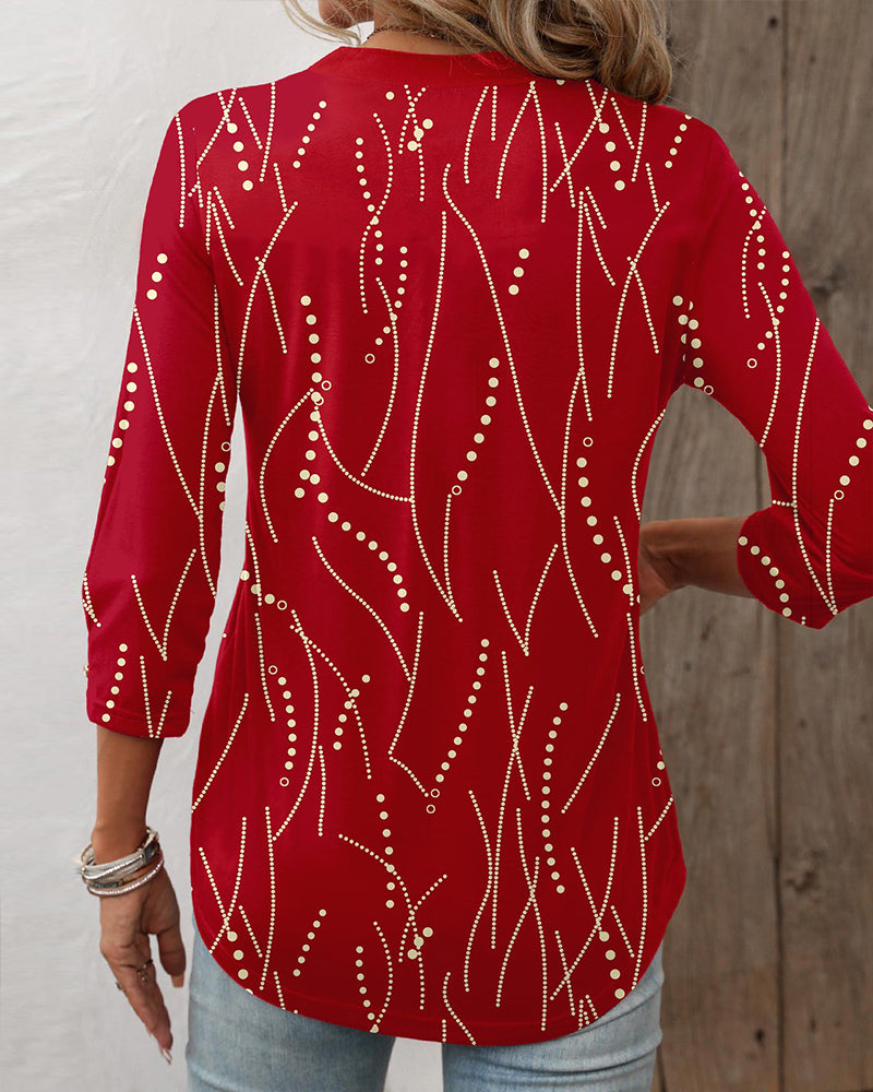 Stilfuld damebluse med V-udskæring, knapper og elegant design, ideel til modebevidste kvinder.