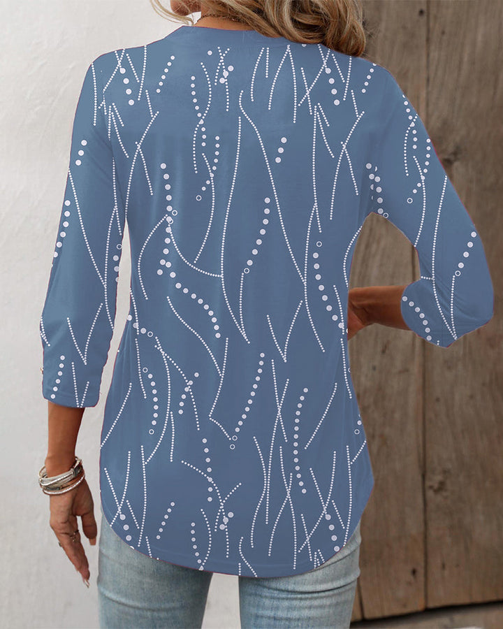 Elegant og afslappet kvindetop med V-udskæring og knapper, ideel til en stilfuld hverdagslook.