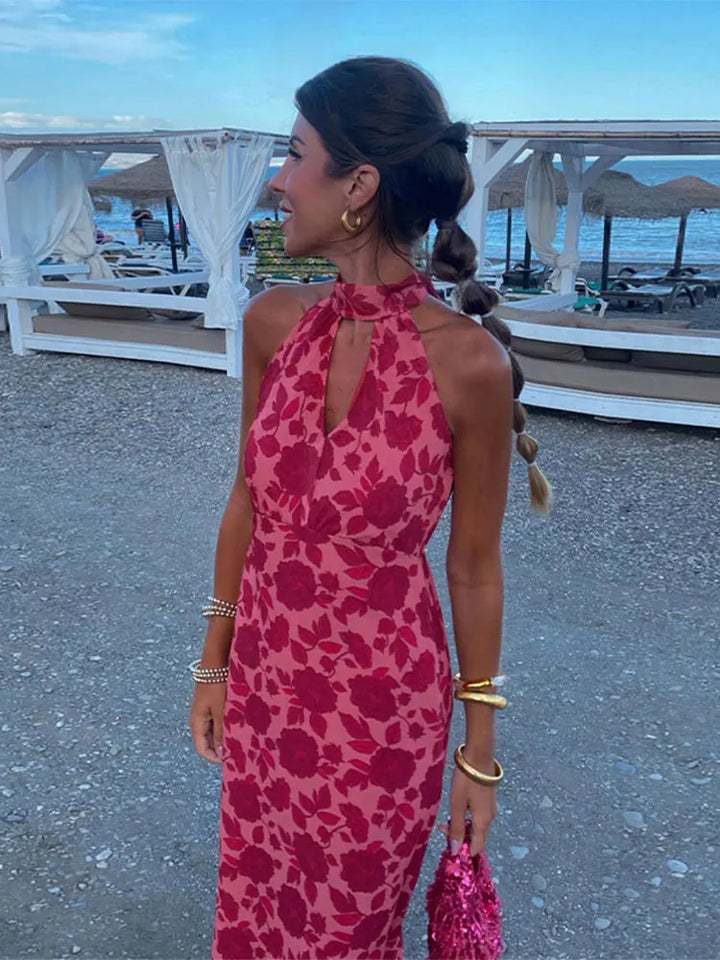 Elegant lang halterneck sommerkjole til kvinder. Flydende design perfekt til sommerens fester og stilfuld hverdag.