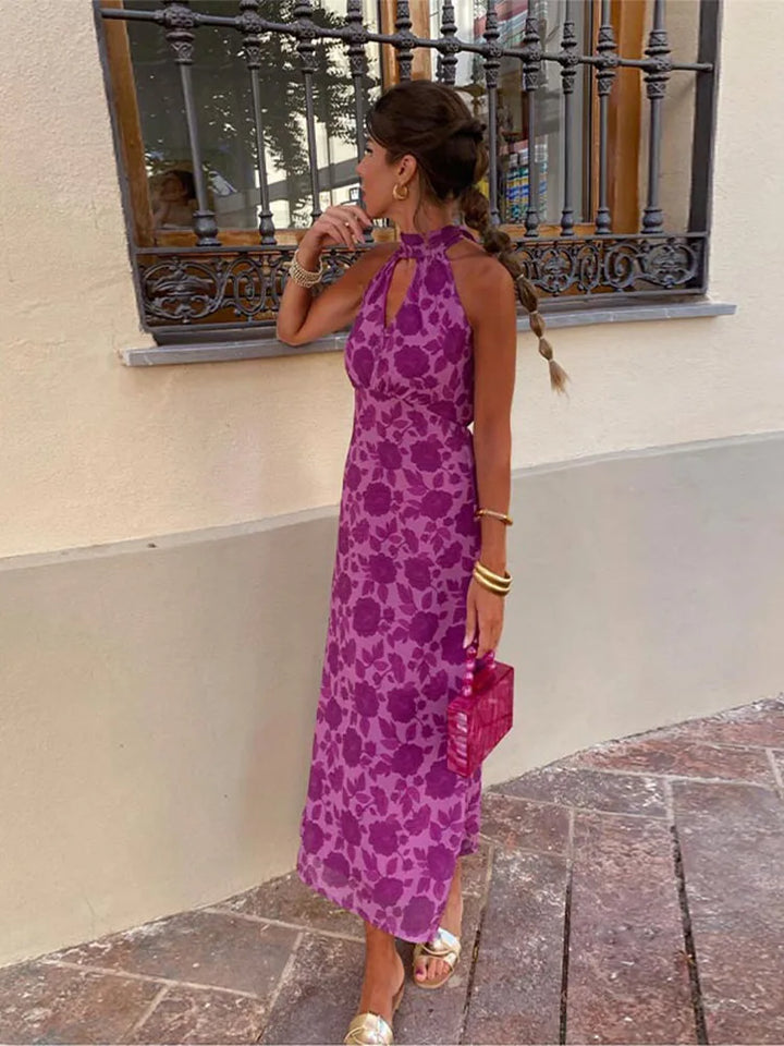 En yndefuld lang sommerkjole med halterneck til kvinder. Ideel til elegante lejligheder og som en festkjole.
