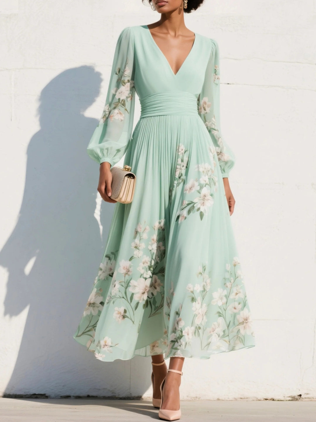 Elegant lysegrøn blomster midi-kjole med V-hals, ballonærmer. Perfekt festkjole til sommerbryllup.