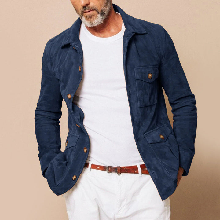 Mand iført elegant klassisk herrejakke. Stilfuld og komfortabel langærmet jakke til business casual og fritid.