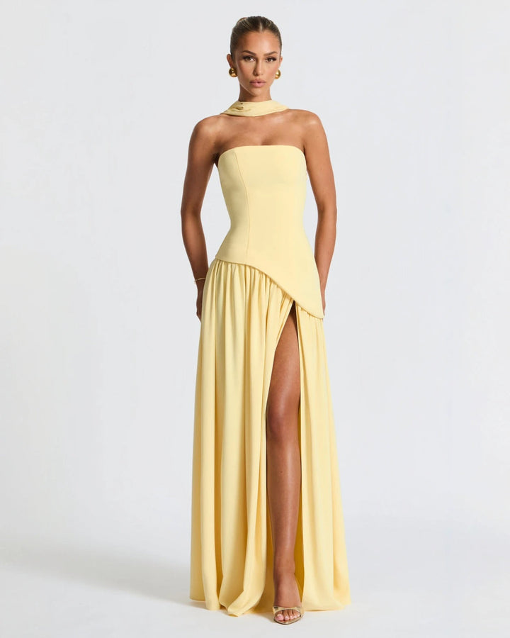 Elegant off-shoulder maxikjole til damer med slids, perfekt til sommer og festlige lejligheder.