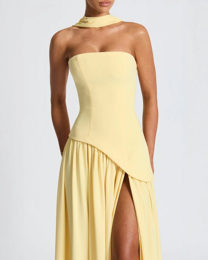 Maxikjole med elegant off-shoulder udskæring, justerbar talje og en flatterende høj slids.