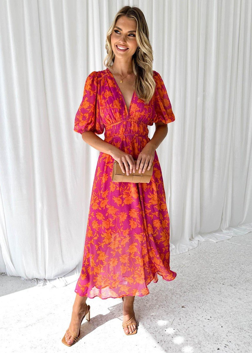 Elegant pink og orange midi kjole med blomsterprint, V-udskæring og stilfulde pufærmer til kvinder.