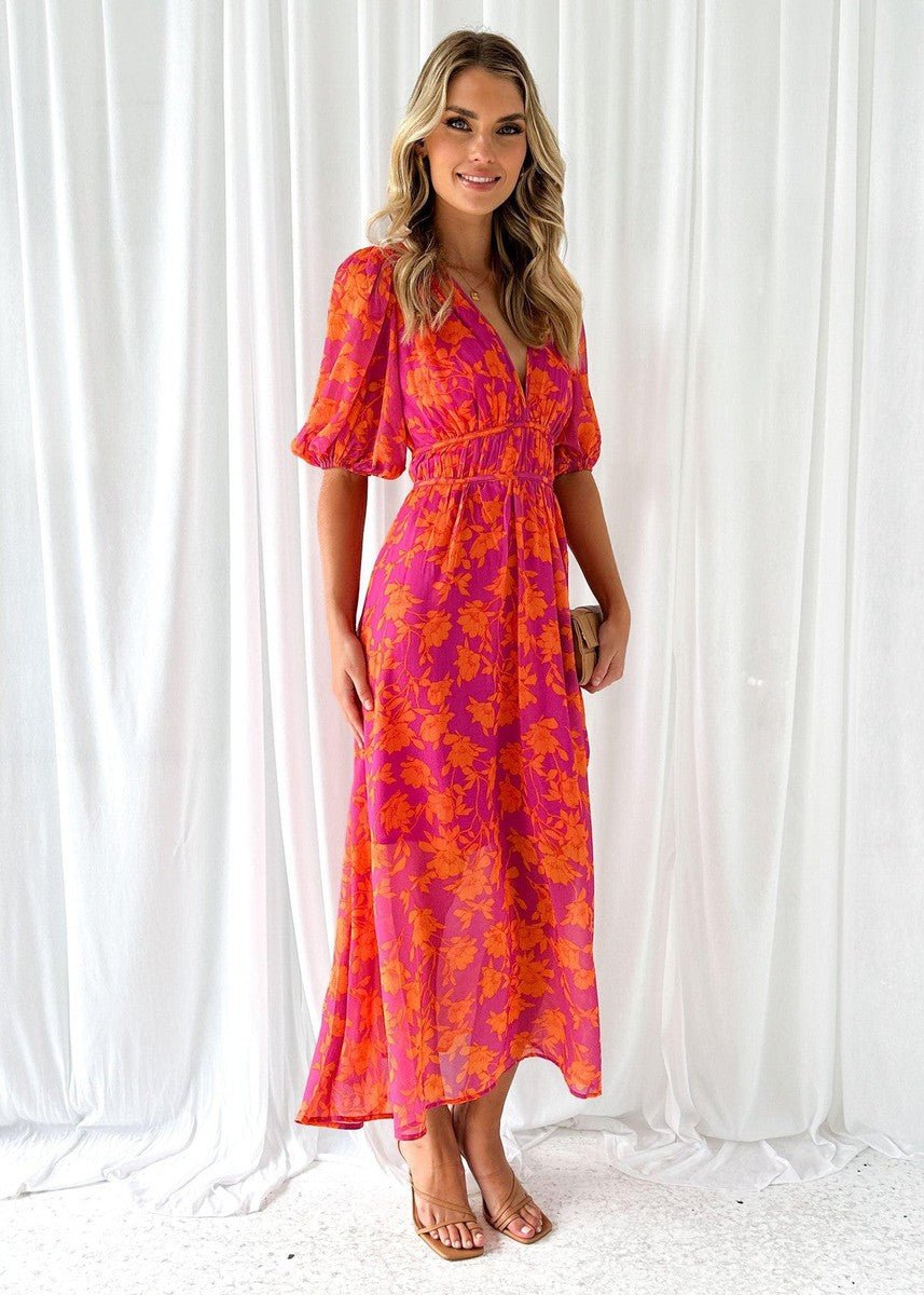 Feminin blomstret midi kjole i pink/orange med pufærmer & elastisk talje. Perfekt som sommer- eller festkjole.
