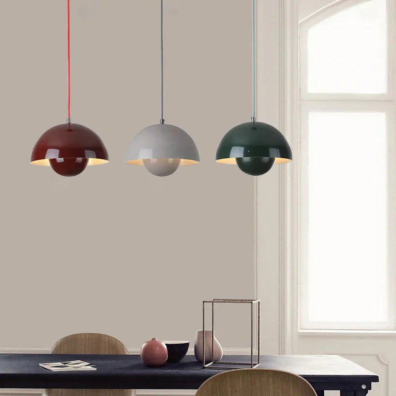 Elegant skandinavisk loftlampe. Moderne belysning til stilrent hjemmeinteriør og design.