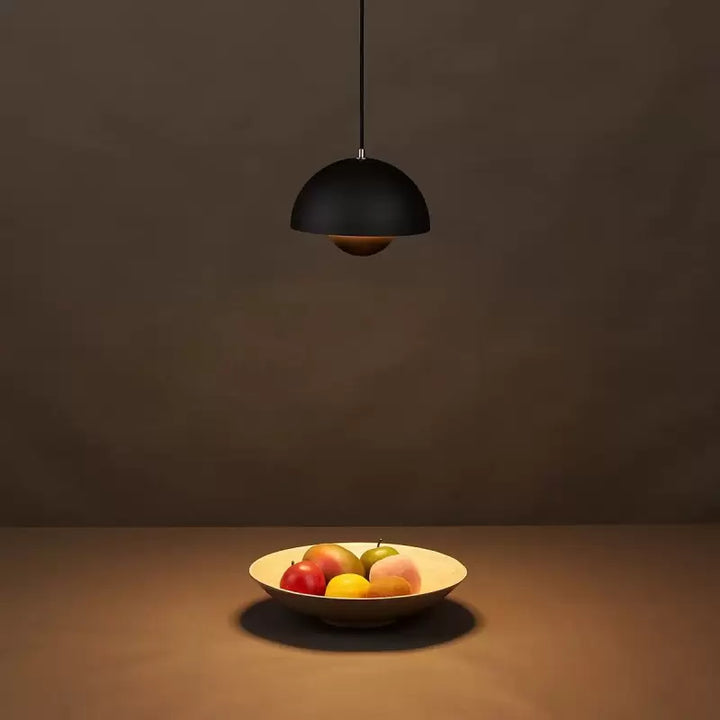 Farverig skandinavisk loftlampe. Lyskilde med karakter til et moderne og personligt hjem.
