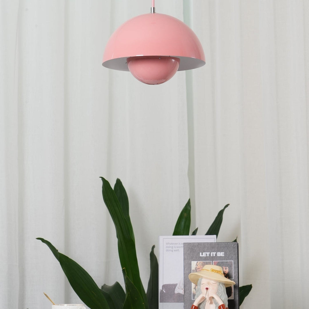 Designloftlampe i enkelt, skandinavisk look. Skaber en hyggelig og moderne atmosfære.