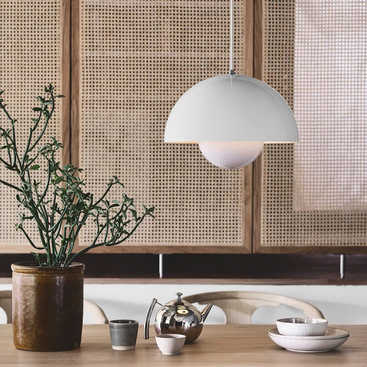 Loftlampe med moderne design. Perfekt til nordisk belysning og minimalistisk interiør.